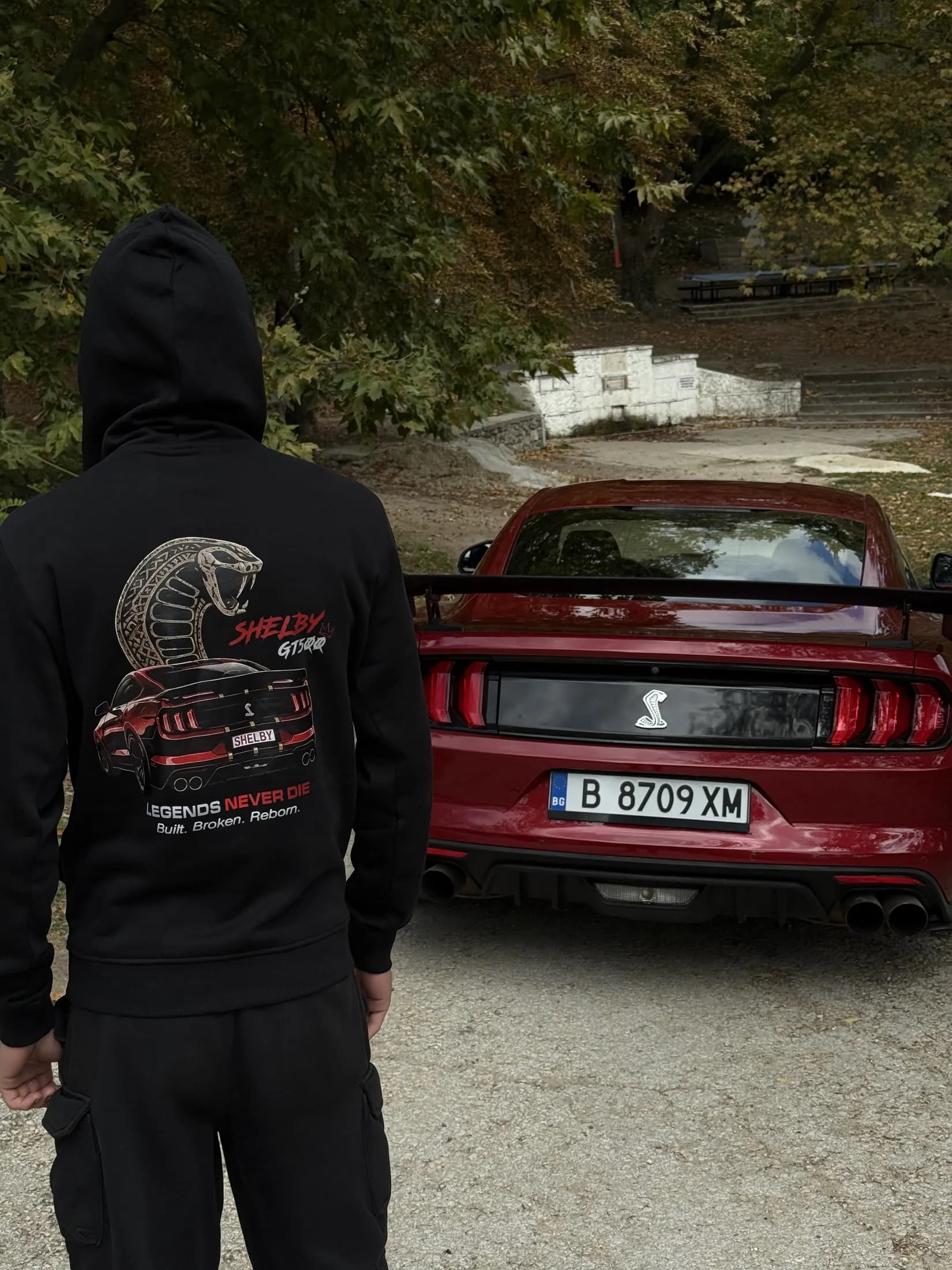 Худи Shelby Cobra пред червен Mustang GT500